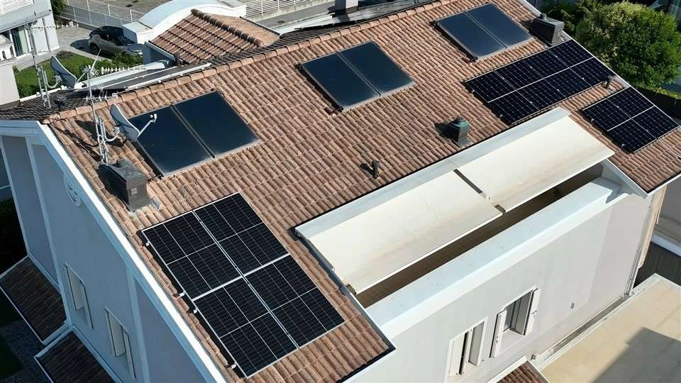 Vista aerea di una copertura con pannelli fotovoltaici ripresa durante un'ispezione con drone